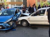 İki otomobil birbirine girdi, kazaya karışan sürücü olay yerinden kaçtı