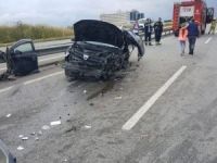 Otomobilin bariyerlere çarptığı kazada 6 kişi yaralandı