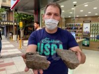 Çatıdan düşen beton parçalarından saniyelerle kurtuldular