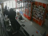 Gaziosmanpaşa’da maskeli hırsızların büfe soygunu kamerada