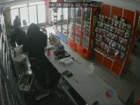 Silivri’de hırsızlar bir marketi 3 dakikada talan ettiği anlar kamerada