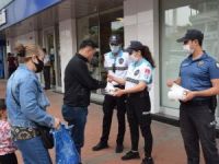 Aliağa’da polis maske dağıttı
