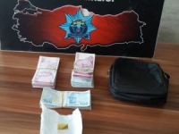 Yolda bulduğu paranın üzerine yatmaya çalıştı ama polis parayı gerçek sahibine ulaştırdı