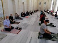 Büyük Çamlıca Camii’nde korona tedbirleriyle Cuma namazı kılındı