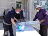 Camilerde tek kullanımlık seccade ve maske dağıtımı yapıldı