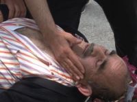 Cuma namazında bayılan vatandaşın yardımına namaz kılmaya gelen sağlık çalışanları koştu