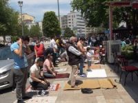 Cuma namazında cemaat cami bahçelerinin dışına taştı