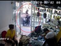Kaldırımda yürüyen kadına otomobilin çarpma anı güvenlik kamerasında