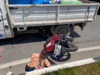 Motosiklet kamyonetin altına girdi: 2 yaralı
