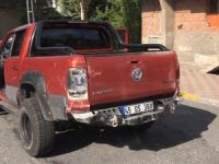 Siteden çaldığı araç ile en az 9 araca çarpıp, bir evin bahçe duvarını yıktı