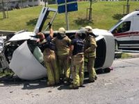 Esenyurt’ta bariyerlere çarpan araç yan yattı: 3 yaralı