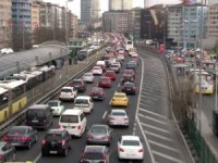 Kısıtlama öncesi metrobüste ve trafikte yoğunluk