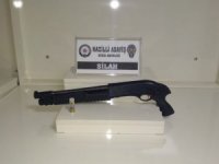 Arabadan etrafa tüfek gösterdiler, yakalandılar