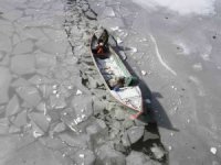 Kıyıları donan Beyşehir Gölü’nde balıkçıların zorlu ekmek mücadelesi sürüyor