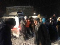 Kar nedeniyle ulaşıma kapanan mezrada hastaları karla mücadele ekipleri  kurtardı