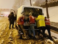 Türk Kızılay ekipleri, İstanbul’daki kar yağışından etkilenen vatandaşlara destek oluyor