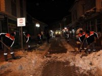 Sungurlu’da belediye ekiplerinin kar mesaisi sürüyor