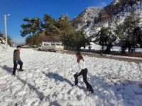 Marmaris’te yağan kar vatandaşlar için eğlence oldu