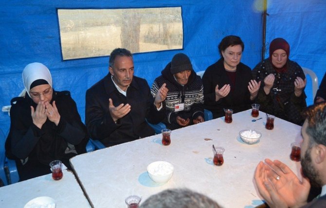 AK Parti Genel Bakan Yardmcs Ravza Kavakc Kan'dan ehit Evine Ziyaret ile ilgili grsel sonucu