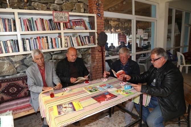 Aydın'ın Söke İlçesi Ağaçlı Mahallesi'nde 6 yıldır kahvehane işleten Haluk Yalçınöz, farklı bir kampanyaya imza attı. ile ilgili görsel sonucu