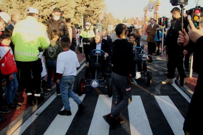 Bakan Soylu, çocuklarla trafik eğitim aracı kullandı, renkli görüntüler oluştu