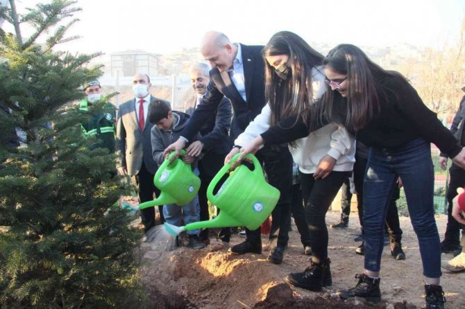 Bakan Soylu, çocuklarla trafik eğitim aracı kullandı, renkli görüntüler oluştu