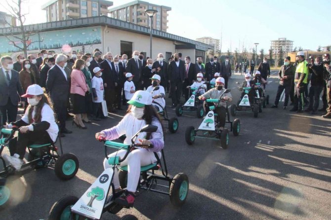 Bakan Soylu, çocuklarla trafik eğitim aracı kullandı, renkli görüntüler oluştu