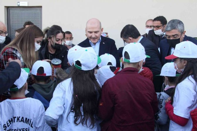 Bakan Soylu, çocuklarla trafik eğitim aracı kullandı, renkli görüntüler oluştu