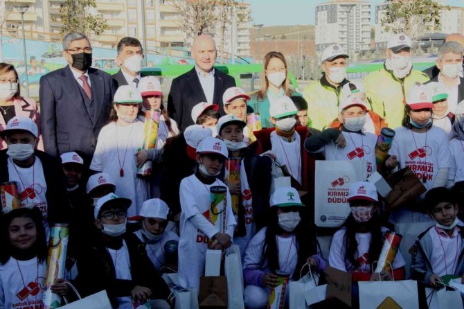 Bakan Soylu, çocuklarla trafik eğitim aracı kullandı, renkli görüntüler oluştu