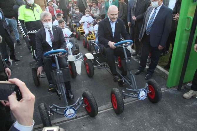 Bakan Soylu, çocuklarla trafik eğitim aracı kullandı, renkli görüntüler oluştu