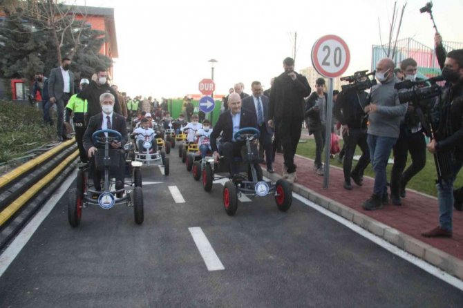 Bakan Soylu, çocuklarla trafik eğitim aracı kullandı, renkli görüntüler oluştu