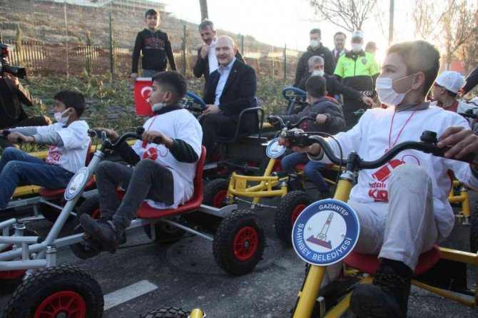 Bakan Soylu, çocuklarla trafik eğitim aracı kullandı, renkli görüntüler oluştu