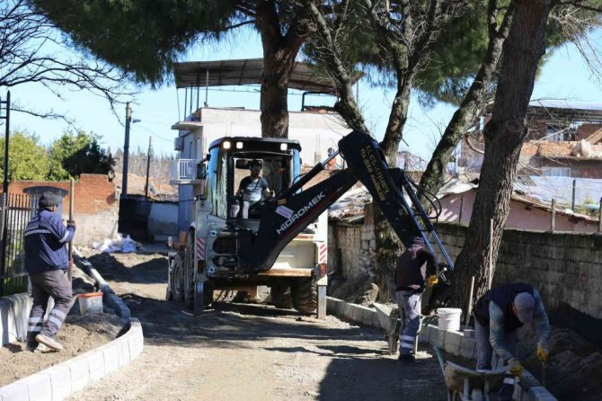 Efeler, öğrenciler için yolu yeniledi