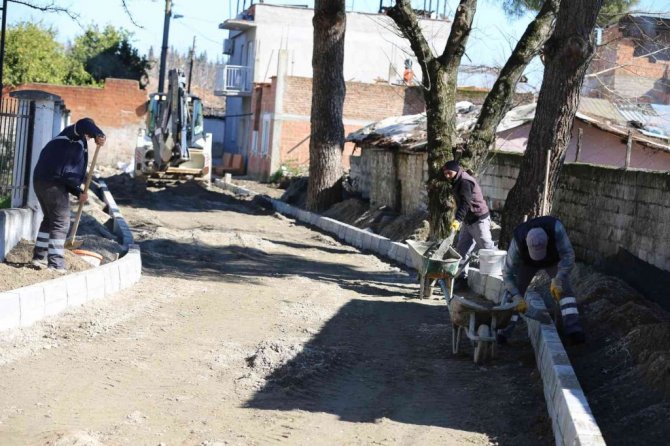 Efeler, öğrenciler için yolu yeniledi