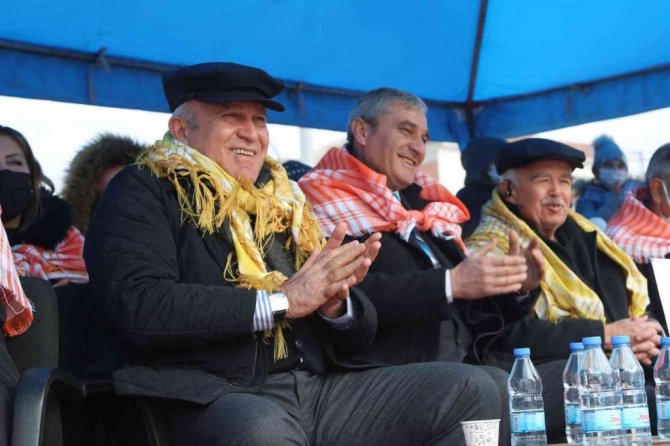 Efeler’de develer kıran kırana mücadele etti