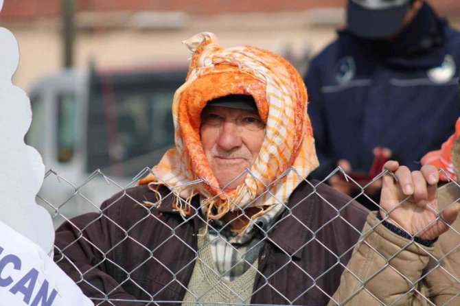 Efeler’de develer kıran kırana mücadele etti