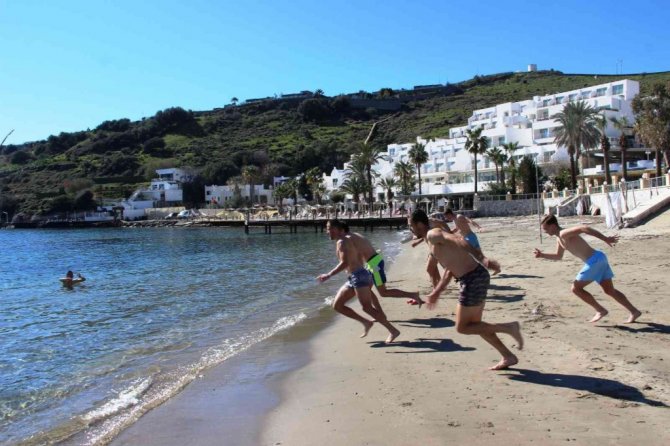 Sıcak havayı görünce soluğu denizde aldılar