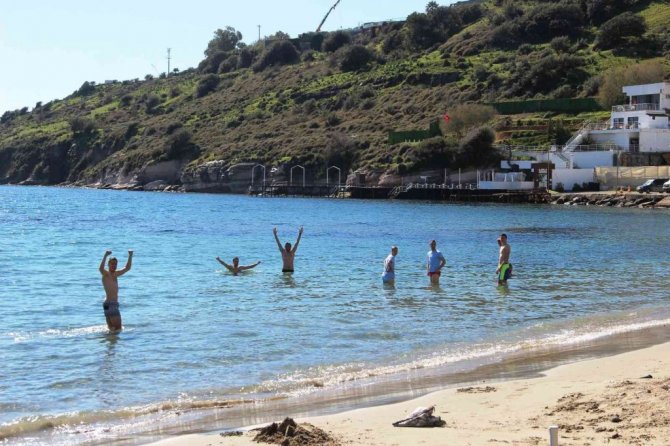 Sıcak havayı görünce soluğu denizde aldılar