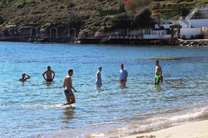 Sıcak havayı görünce soluğu denizde aldılar