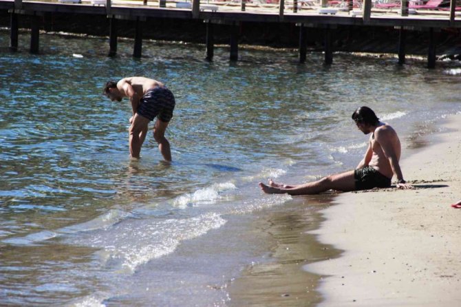 Sıcak havayı görünce soluğu denizde aldılar
