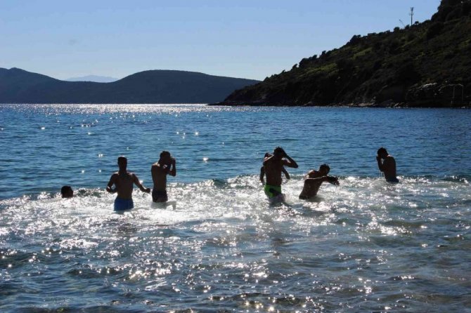 Sıcak havayı görünce soluğu denizde aldılar