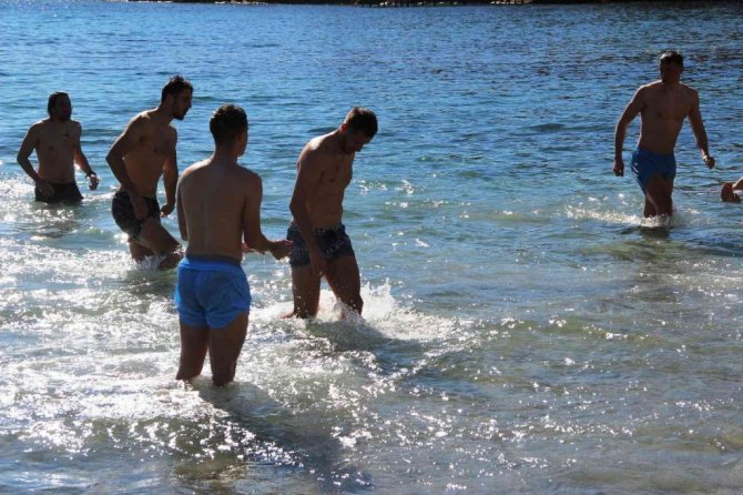 Sıcak havayı görünce soluğu denizde aldılar