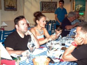 Demet Akalın Tatili Ve İşi Bir Arada Yürütüyor