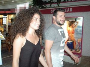 Dilan Çıtak Sevgilisiyle El Ele