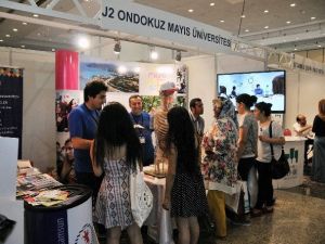 Üniversite Adayları Tercih Fuarına Akın Etti