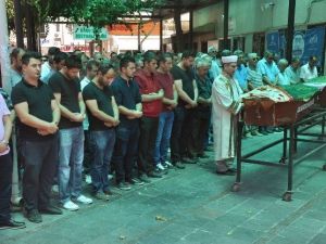 Mide Ameliyatı Sonrası Ölen Ceyda Son Yolculuğuna Uğurlandı