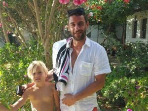 Ünlü Oyuncu Omzunda Havlusuyla Objektiflere Takıldı