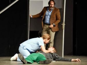 Aliağa Belediyesi’nin Tiyatro Etkinlikleri ’Beyaz Fil’ İle Sona Erdi