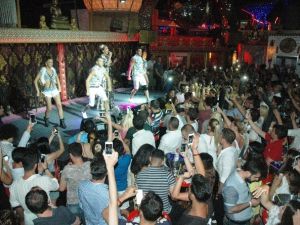 Demet Akalın Hayranlarının Kimliklerini Kontrol Etti