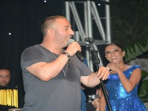 Cem Yılmaz Sahne’yi Kahkahaya Boğdu